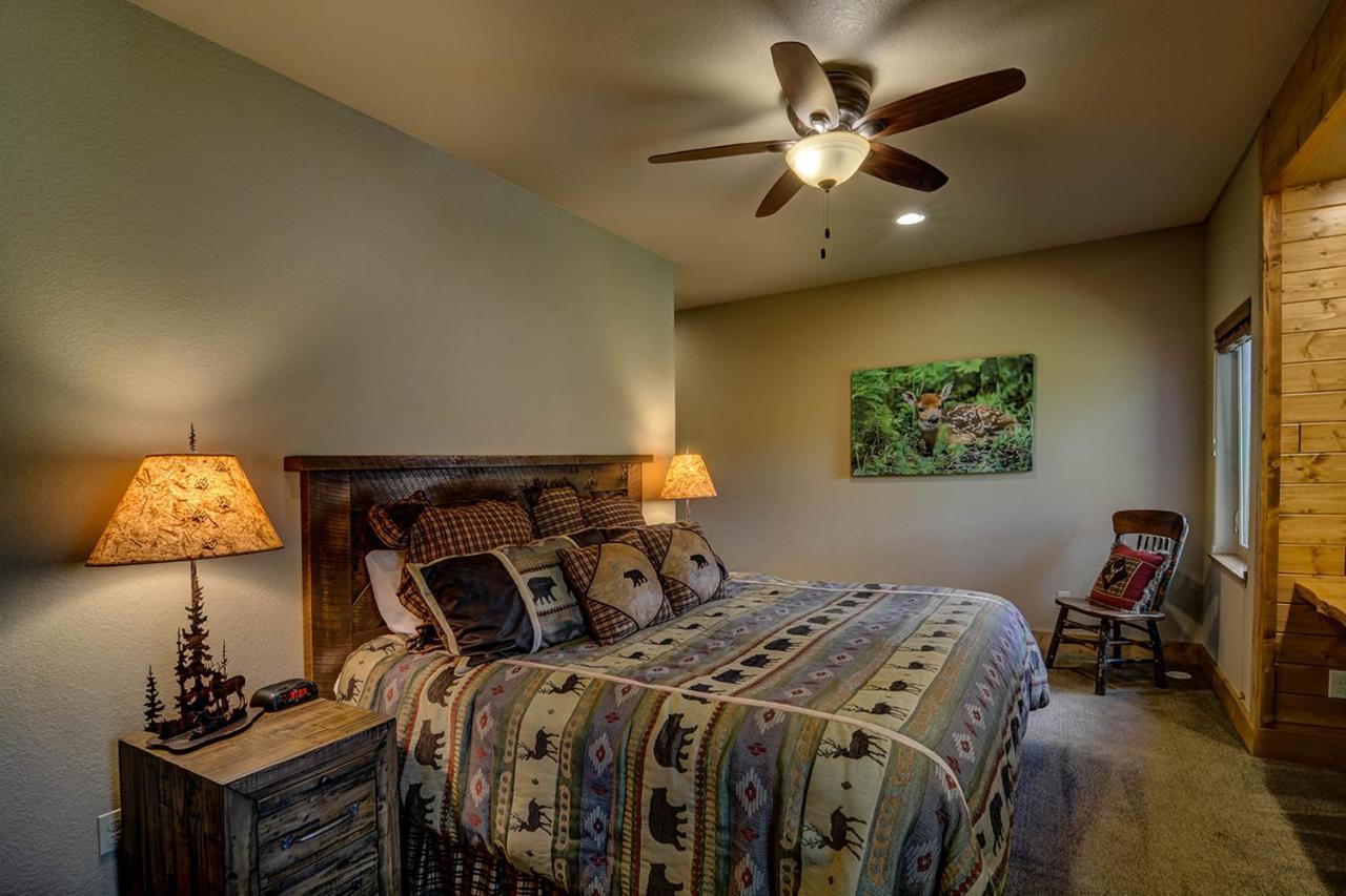 Whispering Pines Lodge: 9 Bedroom Eagle River Eksteriør billede