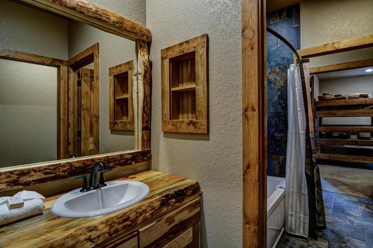 Whispering Pines Lodge: 9 Bedroom Eagle River Eksteriør billede